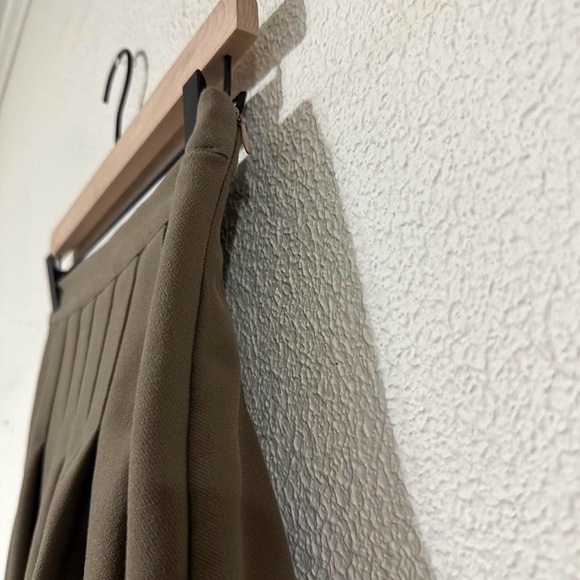 Brown pleated skirt side zipper with shorts underneath (skort) 

Length: 15 1/2" - Picture 2 of 3